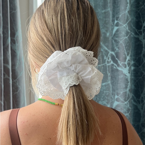Extra large lace scrunchie - Picture 3 of 6